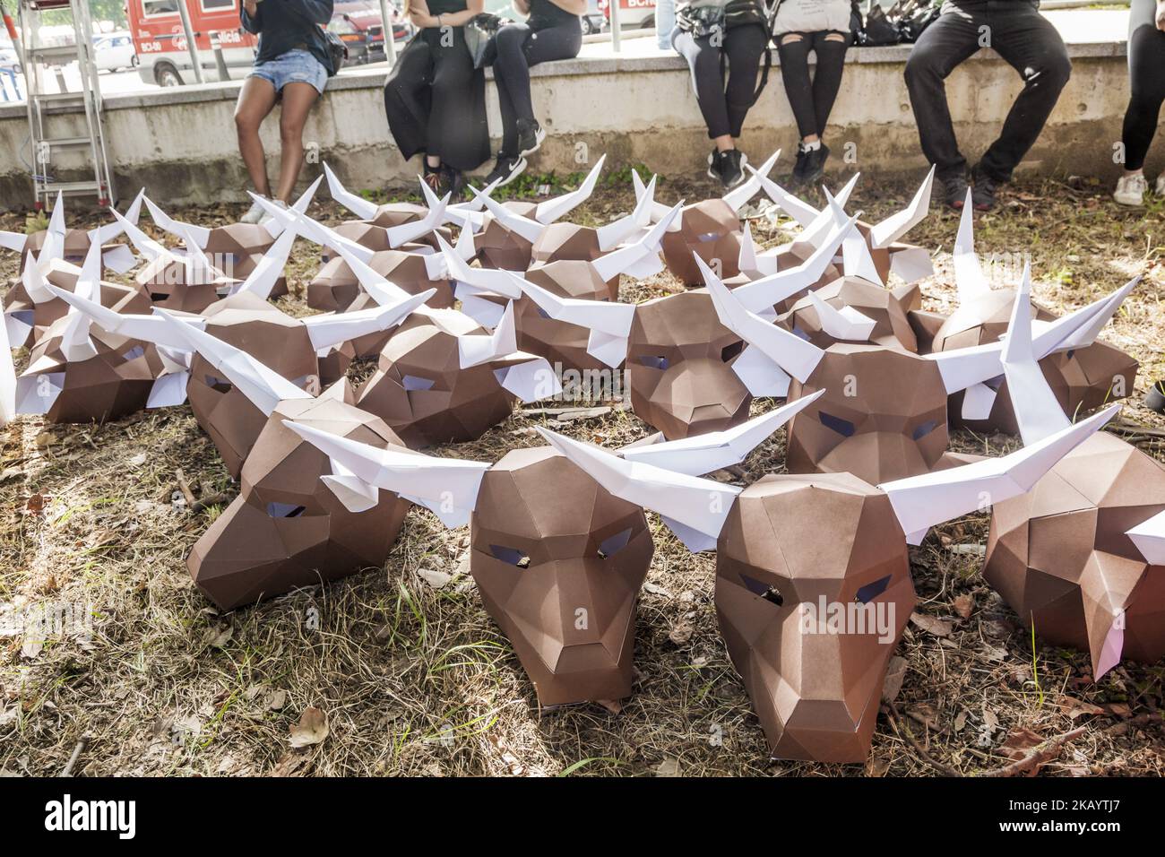 Masque à tête de taureau en carton lors des préparatifs d'une manifestation  contre la cruauté envers les animaux lors des combats de taureaux avant les  célébrations de San Fermin à Pampelune, en