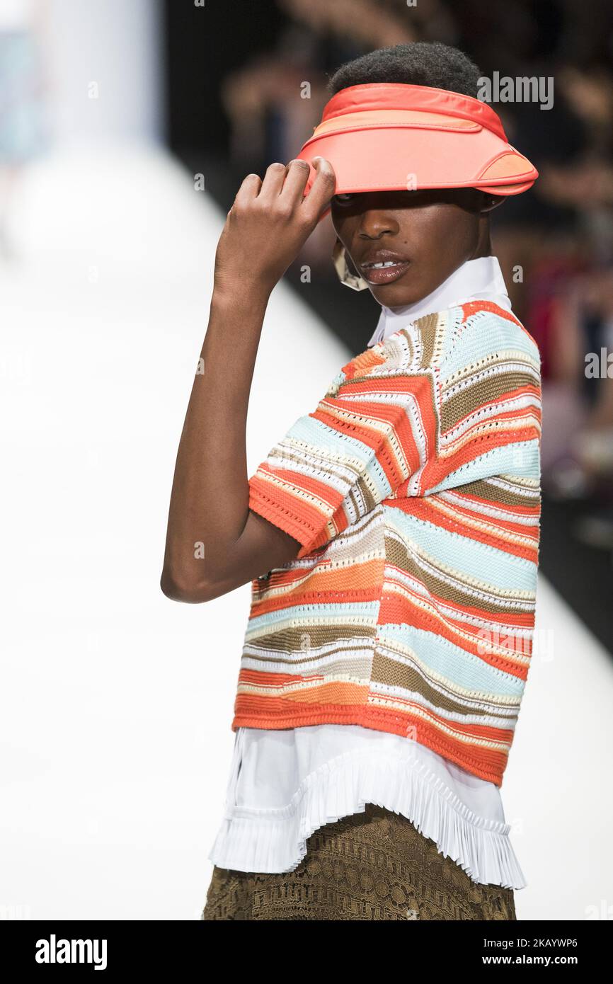 Un mannequin marche sur la piste du salon de la mode Riani pendant la  Mercedes Bez Berlin Fashion week Printemps/été 2019 à Ewerk sur 4 juillet  2018 à Berlin, Allemagne. (Photo par