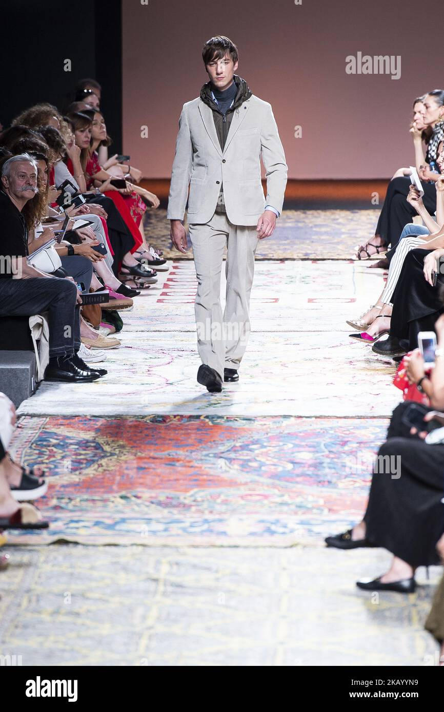 Un modèle marche sur la piste de la passerelle « Roberto Verino » lors de la Mercedes-Benz Madrid Fashion week printemps/été à Madrid, Espagne. 09 juillet 2018. (Photo de Peter Sabok/NurPhoto) Banque D'Images