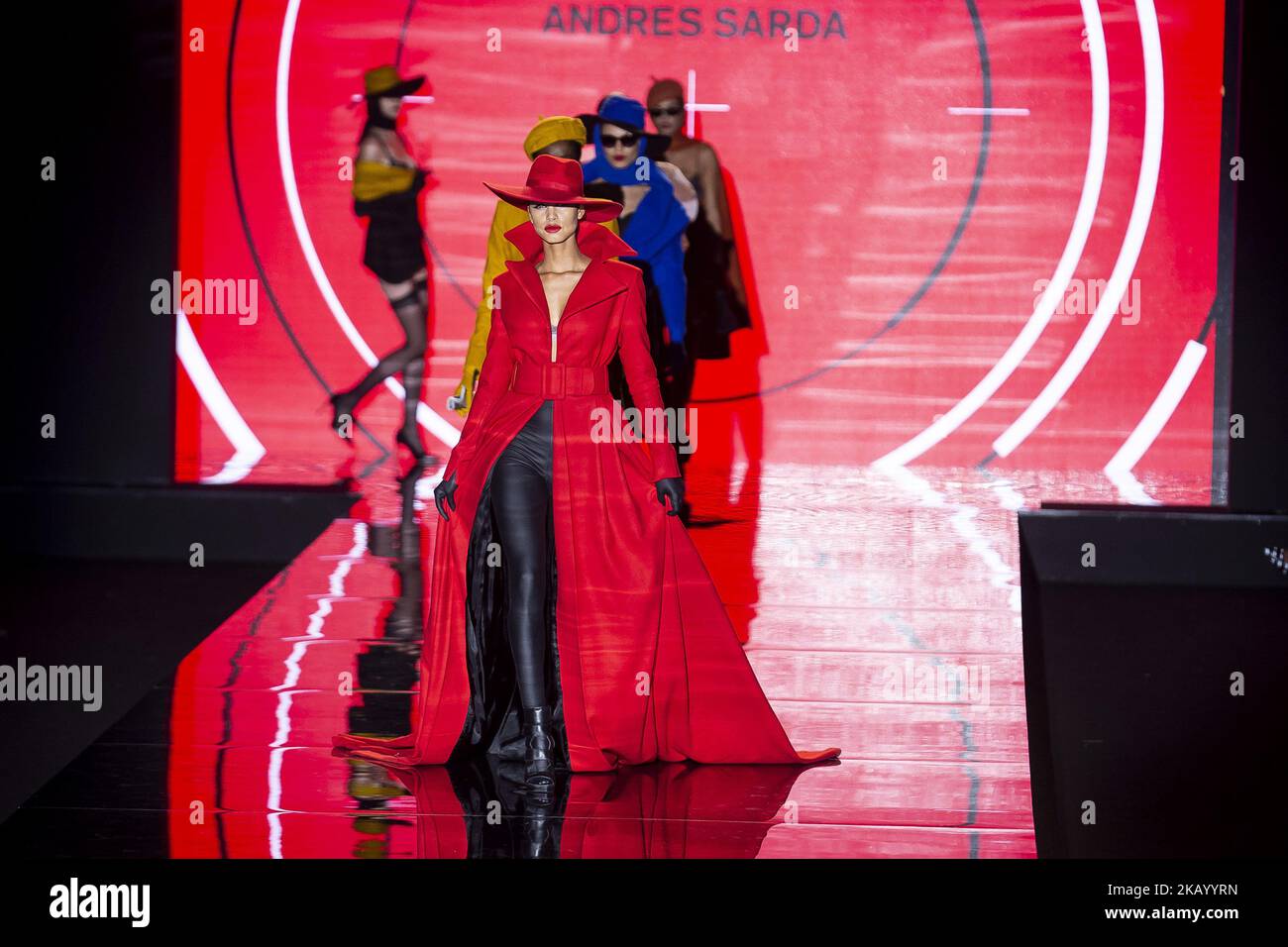 Un modèle marche sur la piste à la passerelle 'Andres Sarda' pendant la Mercedes-Benz Madrid Fashion week printemps/été à Madrid, Espagne. 09 juillet 2018. (Photo de Peter Sabok/NurPhoto) Banque D'Images