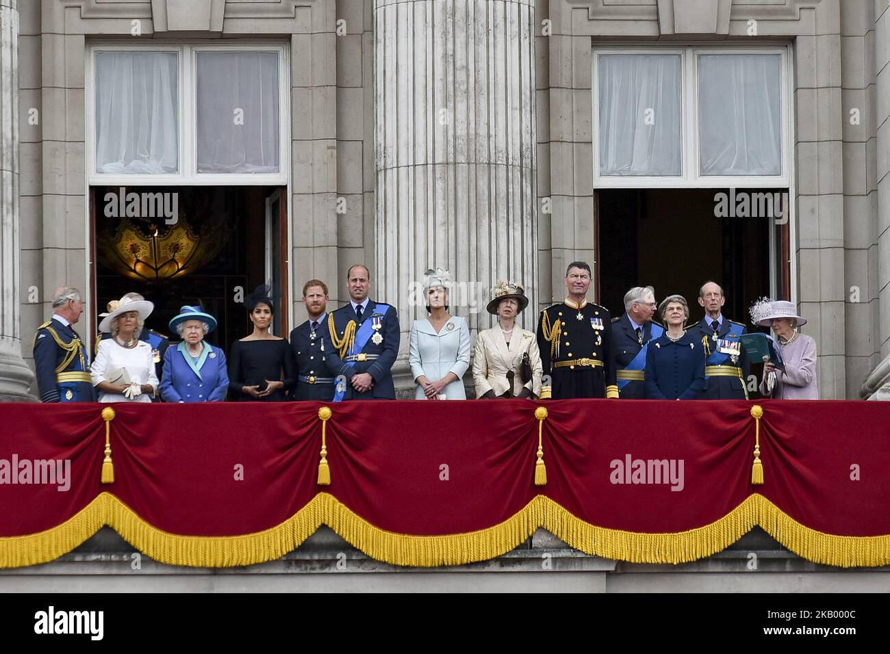 (G-D) Prince Charles, Prince de Galles, Prince Andrew, duc de York, Camilla, Duchesse de Cornwall, Reine Elizabeth II, Meghan, duchesse de Sussex, Prince Harry, Duc de Sussex, prince William, duc de Cambridge, Catherine, duchesse de Cambridge, Anne, Princesse Royale, Vice-amiral Sir Timothy Laurence, Prince Richard, duc de Gloucester, Birgitte, Duchesse de Gloucester, Le prince Edward, duc de Kent et Katharine, duchesse de Kent, regardent le flicast de la RAF sur le balcon du palais de Buckingham, tandis que des membres de la famille royale assistent à des événements marquant le centenaire de la RAF sur 10 juillet 2018 à Londres, en Angleterre Banque D'Images