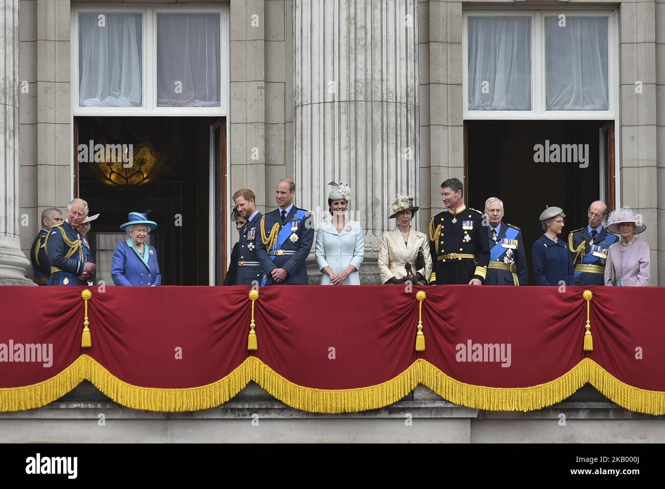 (G-D) Prince Charles, Prince de Galles, Prince Andrew, duc de York, Camilla, Duchesse de Cornwall, Reine Elizabeth II, Meghan, duchesse de Sussex, Prince Harry, Duc de Sussex, prince William, duc de Cambridge, Catherine, duchesse de Cambridge, Anne, Princesse Royale, Vice-amiral Sir Timothy Laurence, Prince Richard, duc de Gloucester, Birgitte, Duchesse de Gloucester, Le prince Edward, duc de Kent et Katharine, duchesse de Kent, regardent le flicast de la RAF sur le balcon du palais de Buckingham, tandis que des membres de la famille royale assistent à des événements marquant le centenaire de la RAF sur 10 juillet 2018 à Londres, en Angleterre Banque D'Images