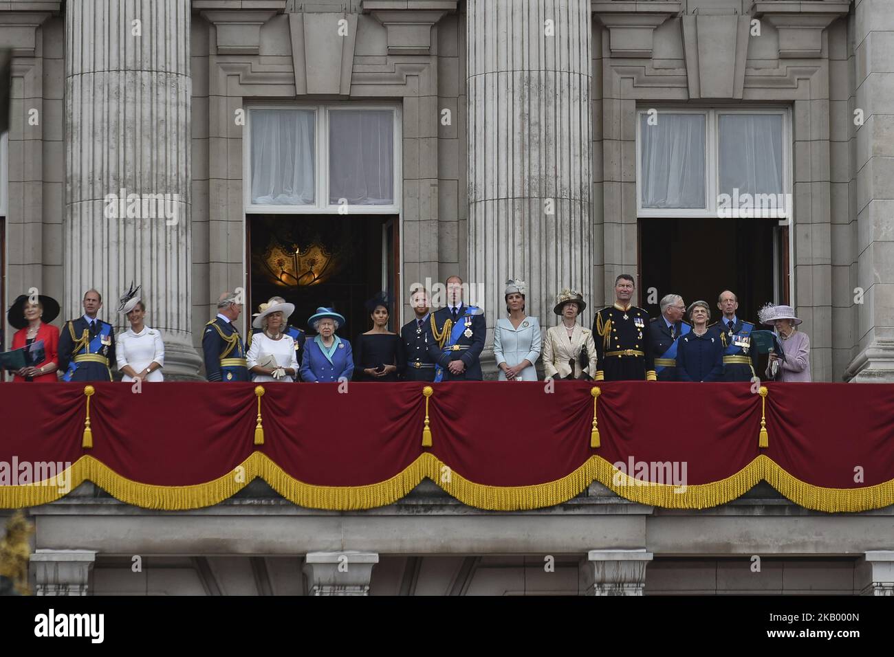 (G-D) Prince et princesse Michael de Kent, Prince Edward, comte de Wessex, Sophie, comtesse de Wessex, Prince Charles, Prince de Galles, Prince Andrew, duc de York, Camilla, Duchesse de Cornwall, Reine Elizabeth II, Meghan, duchesse de Sussex, Prince Harry, Duc de Sussex, prince William, duc de Cambridge, Catherine, duchesse de Cambridge, Anne, Princesse Royale, Vice-amiral Sir Timothy Laurence, Prince Richard, duc de Gloucester, Birgitte, Duchesse de Gloucester, Le Prince Edward, duc de Kent et Katharine, duchesse de Kent, regardent le flicast de la RAF sur le balcon du Palais de Buckingham, en tant que membres de la Banque D'Images