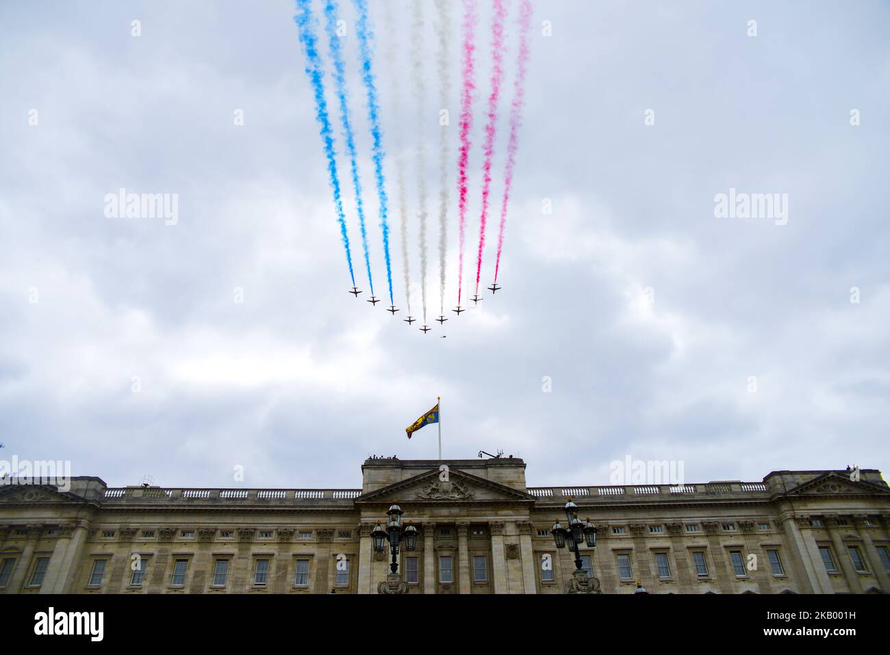 Les flèches rouges flotent sur la parade des gardes à cheval lors des célébrations de la RAF 100 sur 10 juillet 2018 à Londres, en Angleterre. Un défilé de centenaire et un vol de 100 avions au-dessus du palais de Buckingham ont lieu aujourd'hui pour marquer l'anniversaire de 100th de la Royal Air Force. (Photo par Alberto Pezzali/NurPhoto) Banque D'Images