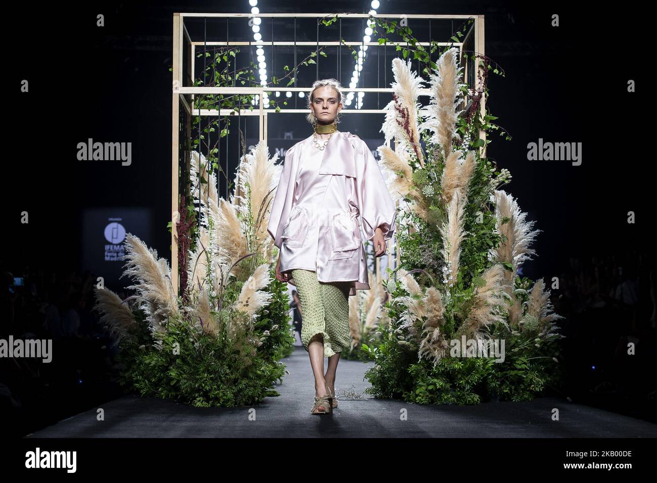 Un modèle marche sur la piste à la passerelle « Inunez » pendant la Mercedes-Benz Madrid Fashion week Printemps/été à Madrid, Espagne. 10 juillet 2018. (Photo de Peter Sabok/NurPhoto) Banque D'Images