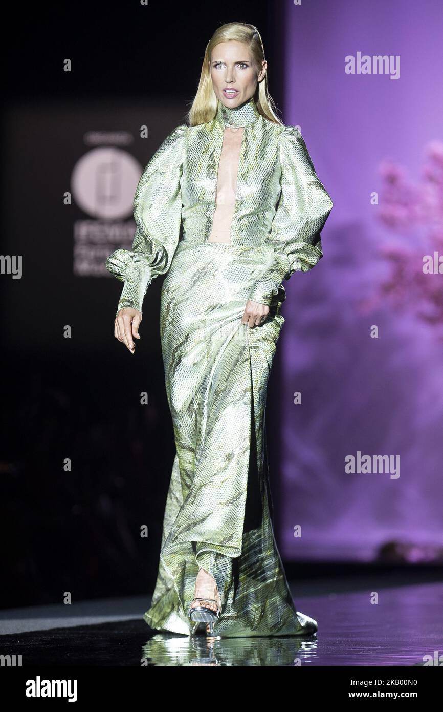 Le modèle Judith Masco marche sur la piste de la passerelle 'Hannibal Laguna' pendant la Mercedes-Benz Madrid Fashion week printemps/été à Madrid, Espagne. 10 juillet 2018. (Photo de Peter Sabok/NurPhoto) Banque D'Images