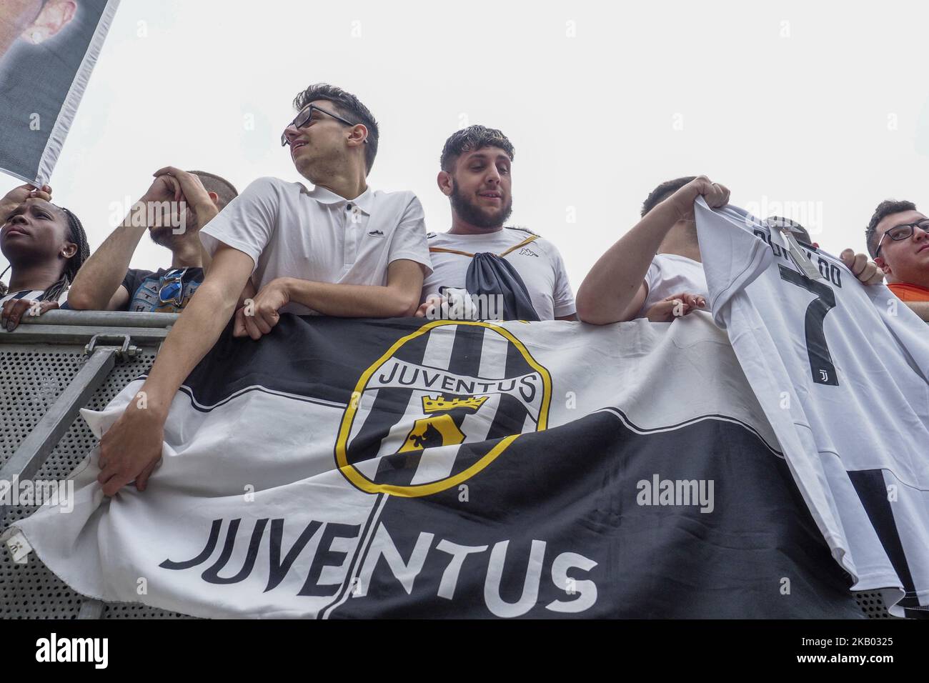 Les partisans de Juventus attendent Cristiano Ronaldo, qui effectue des contrôles médicaux au centre médical de Juventus à Turin, en Italie, sur 16 juillet 2018. (Photo de Mauro Ujetto/NurPhoto) Banque D'Images