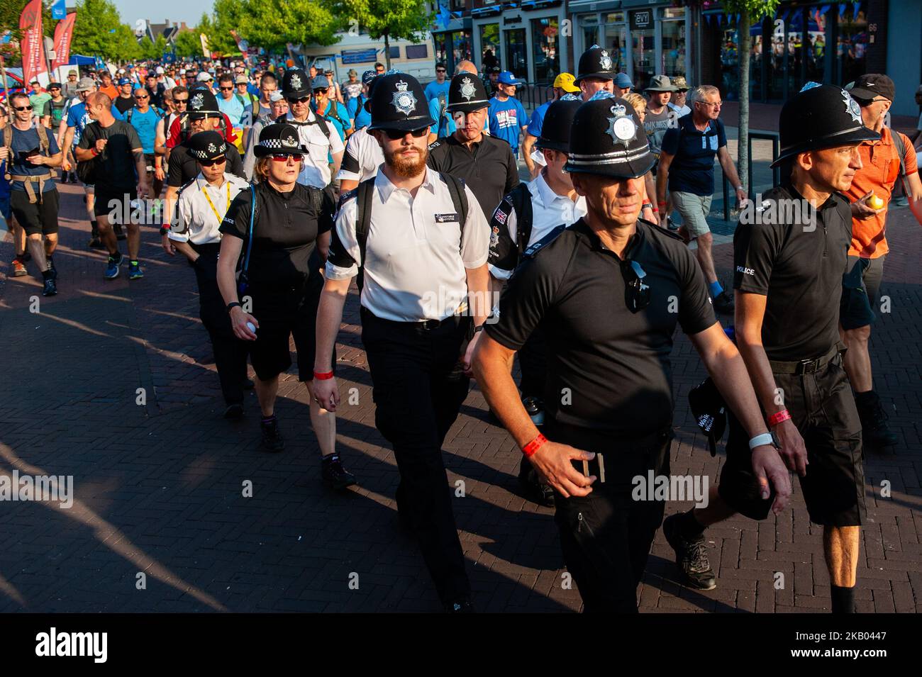 17th juillet, Nimègue. Puisqu’il s’agit du plus grand événement de marche de plusieurs jours au monde, les Marches de quatre jours sont considérées comme le premier exemple de l’esprit sportif et des liens internationaux entre militaires et femmes et civils de nombreux pays différents. Aujourd'hui, les premiers participants des 102nd ont commencé les quatre jours de marche à Nimègue. Pendant une journée très chaude, les marcheurs ont commencé au Wadren à 4 heures du matin, ont traversé le Waalbrug (le pont légendaire de Nimègue) et ont passé pour Elst (la ville du jour). (Photo par Romy Arroyo Fernandez/NurPhoto) Banque D'Images