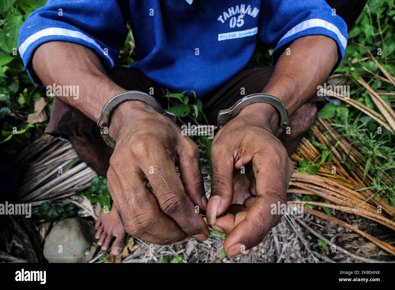 Un résident local a été arrêté pour possession présumée d'une plantation de marijuana à North Aceh, sur 19 juillet 2018, Aceh, Indonésie. La police indonésienne a arrêté deux présumés cultivateurs de marijuana et a détruit 4 hectares de plantations de marijuana en les brûlant. Aceh est la plus grande province d'Indonésie productrice illégale de marijuana qui a été distribuée dans la région de l'Asie du Sud-est. (Photo de Fachrul Reza/NurPhoto) Banque D'Images