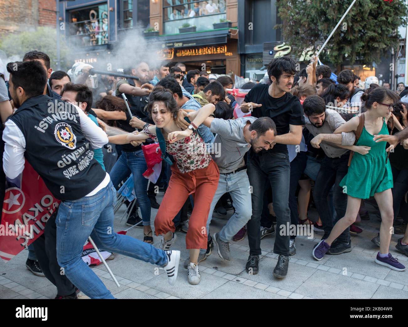 Les gens participent à une manifestation à Istanbul, en Turquie, sur 20 juillet 2018, à l'occasion de l'anniversaire de l'attentat-suicide de 2015 dans la ville de Suruc, dans le sud de la Turquie. Des jeunes de gauche se sont rassemblés pour protester à l'occasion de l'anniversaire d'une bombe suicide qui a tué 31 personnes à Suruc, où des activistes se sont réunis pour préparer une mission d'aide à la ville syrienne voisine de Kobane. C'était l'une des attaques les plus meurtrières de Turquie ces dernières années et la première fois que le gouvernement accuse directement le groupe de l'État islamique d'avoir commis un acte de terreur sur le sol turc. (Photo par Erhan Demirtas/NURP Banque D'Images