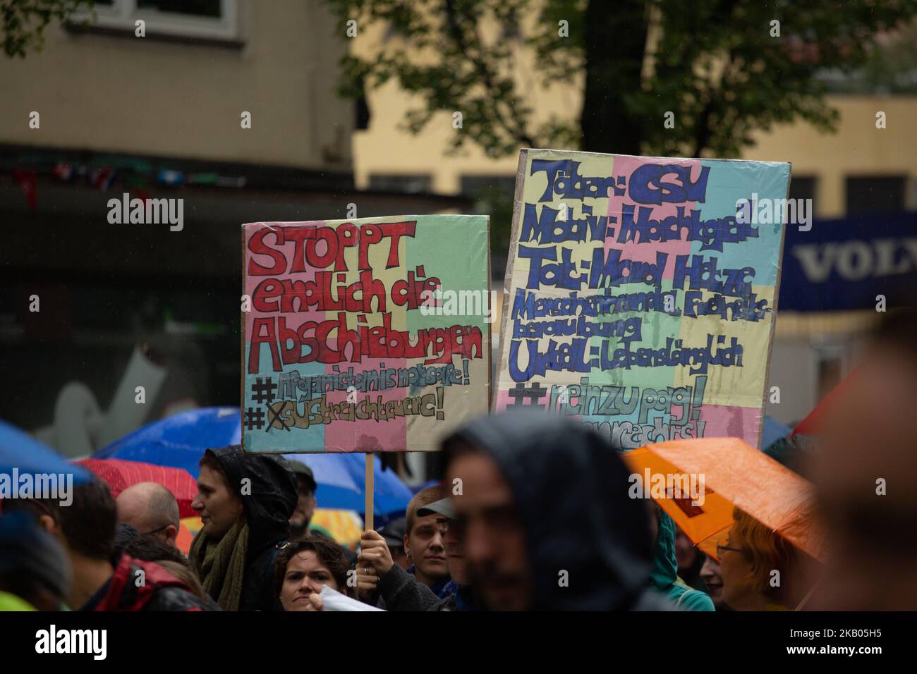 Panneaux contre les déportations et le PAG. Plusieurs dizaines de milliers de personnes ont manifesté à Munich, en Allemagne, le 22 juillet 2018 contre la politique du parti CSU. Il y avait différents thèmes principaux tels que les réfugiés et la guerre, la Polizeiaufgabengesetz bavaroise (PAG), LGBTI, les droits des queer et des femmes, les questions sociales telles que le logement et les droits au travail. (Photo par Alexander Pohl/NurPhoto) Banque D'Images