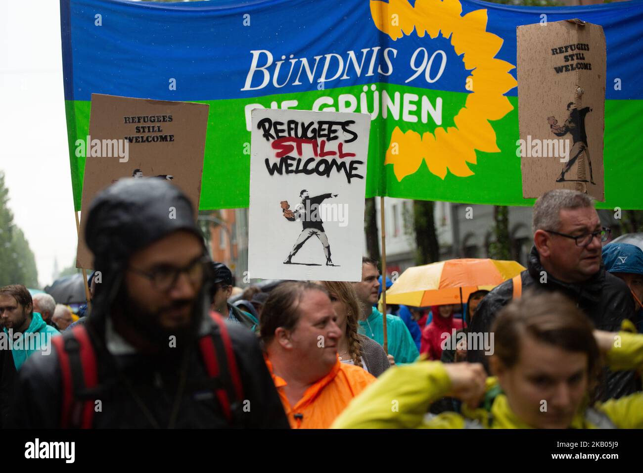 Des signes indiquant que les réfugiés sont toujours les bienvenus. Plusieurs dizaines de milliers de personnes ont manifesté à Munich, en Allemagne, le 22 juillet 2018 contre la politique du parti CSU. Il y avait différents thèmes principaux tels que les réfugiés et la guerre, la Polizeiaufgabengesetz bavaroise (PAG), LGBTI, les droits des queer et des femmes, les questions sociales telles que le logement et les droits au travail. (Photo par Alexander Pohl/NurPhoto) Banque D'Images