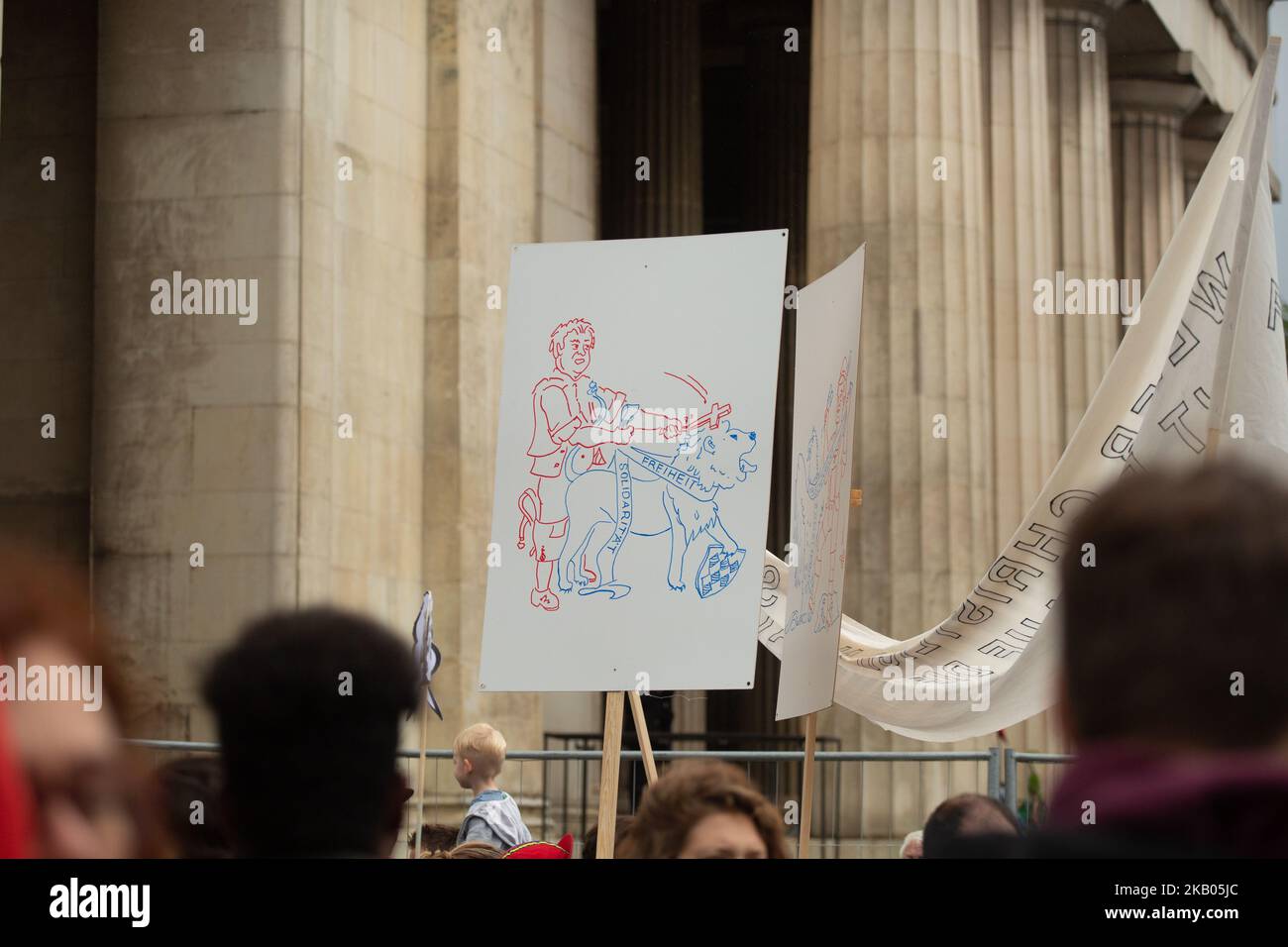 Protestor tient signe avec un dessin de Markus Soeder poinçant un lion bavarois avec un crucifix. Plusieurs dizaines de milliers de personnes ont manifesté à Munich, en Allemagne, le 22 juillet 2018 contre la politique du parti CSU. Il y avait différents thèmes principaux tels que les réfugiés et la guerre, la Polizeiaufgabengesetz bavaroise (PAG), LGBTI, les droits des queer et des femmes, les questions sociales telles que le logement et les droits au travail. (Photo par Alexander Pohl/NurPhoto) Banque D'Images