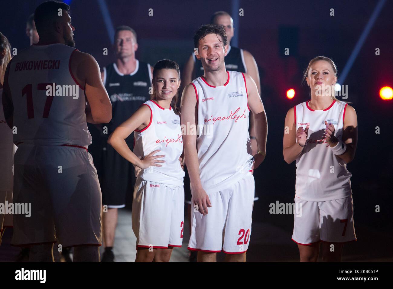 Julia Wieniawa, Antoni Krolikowski lors du match de basket-ball de charité « Gortat Team » (célébrités) contre l'armée polonaise, organisé par Marcin Gortat (joueur de la NBA), à l'Atlas Arena de Lodz, Pologne, le 21 juillet 2018 (photo de Mateusz Wlodarczyk/NurPhoto) Banque D'Images