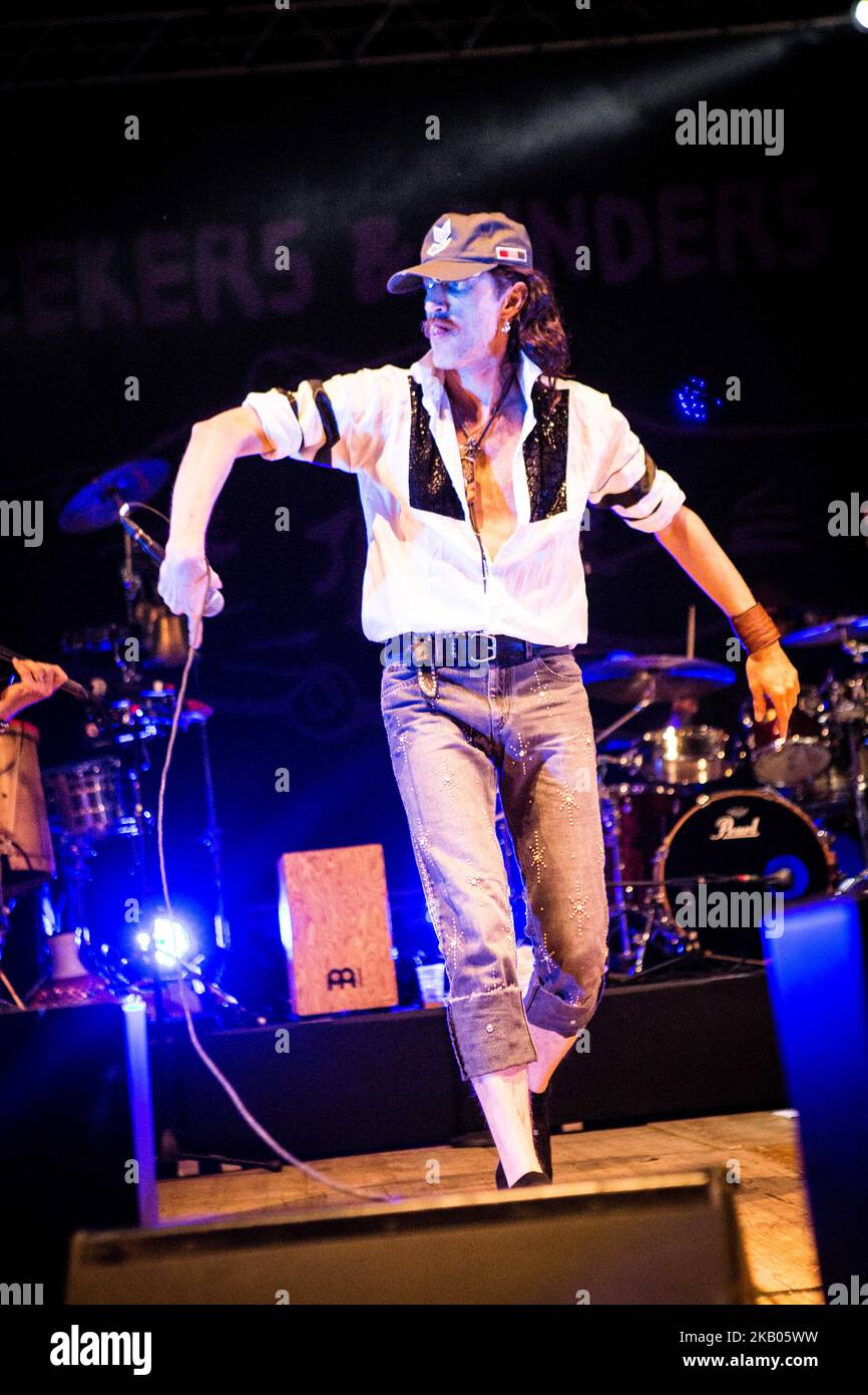 Eugene Htz, du groupe punk américain Gogol Bordello, se présentant en direct au Mojotic Festival 2018 à Sestri Levante (Genova), en Italie, le 22 juillet 2018. (Photo de Roberto Finizio/NurPhoto) Banque D'Images