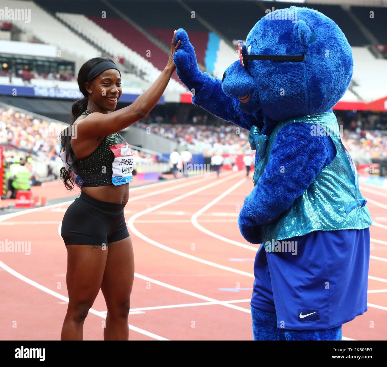 Shelly-Ann Fraser -Pryce gagnante des 100m femmes fait un cinq haut avec le Britbear lors des Jeux d'anniversaire de Muller IAAF Diamond League Day One au stade de Londres sur 21 juillet 2018 à Londres, en Angleterre. (Photo par action Foto Sport/NurPhoto) Banque D'Images