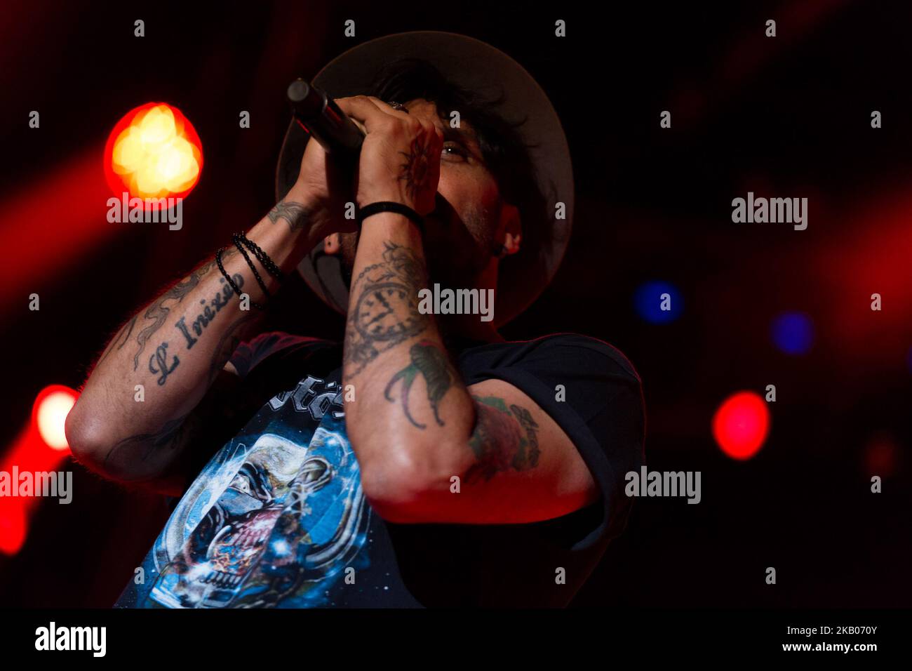 Dernier gagnant du festival de Sanremo, Fabrizio Moro a joué en direct dans un concert énergique, lors de sa tournée d'été, lors du festival de musique du village de Gru le 23 juillet 2018 à Turin, Italie. (Photo par Elena Aquila/NurPhoto) Banque D'Images