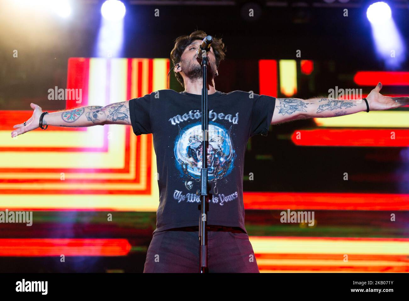 Dernier gagnant du festival de Sanremo, Fabrizio Moro a joué en direct dans un concert énergique, lors de sa tournée d'été, lors du festival de musique du village de Gru le 23 juillet 2018 à Turin, Italie. (Photo par Elena Aquila/NurPhoto) Banque D'Images