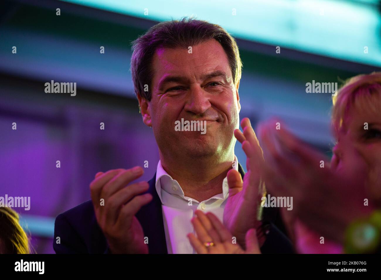 Markus Soeder claps, Munich, Allemagne, 24 juillet 2018. A l'occasion de la « Lange Nacht der Frauen » - « longue nuit des femmes » de l'Union Frauen, le premier ministre bavarois Markus Soeder a participé à un panel de discussion avec la vice-secrétaire générale de l'Union sociale chrétienne (CSU) Daniela Ludwig an, vice-présidente de l'Union sociale chrétienne (CSU), Angelika Niebler, à Munich, Allemagne, 24 juillet 2018. (Photo par Alexander Pohl/NurPhoto) Banque D'Images