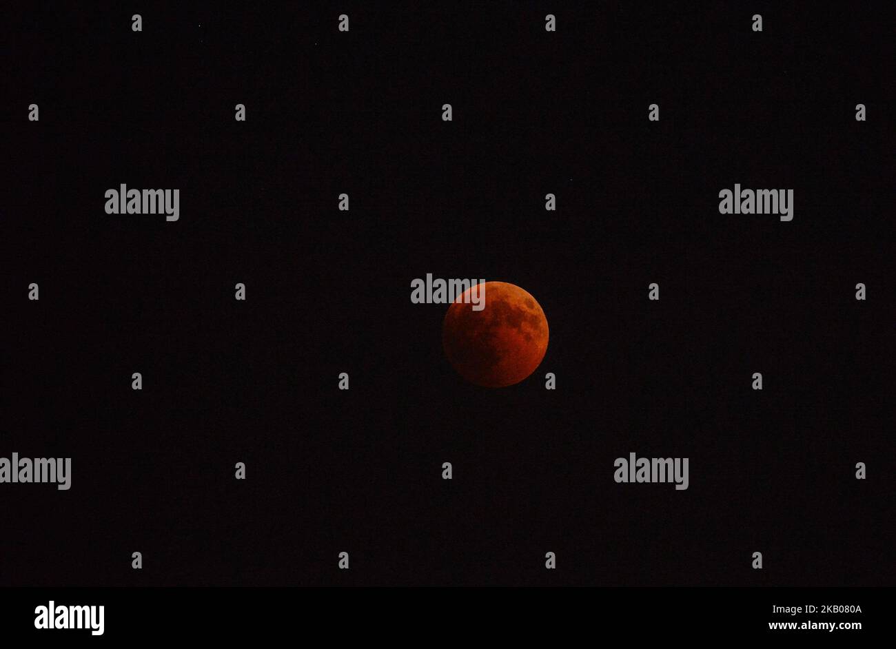 L'éclipse lunaire peut être vue 28 juillet 2018 à Rome, en Italie. Au cours de cette éclipse, lorsque l'ombre de la Terre est directement sur la lune et à son plus rouge, elle sera la plus longue éclipse lunaire visible de ce siècle. (Photo par Silvia Lore/NurPhoto) Banque D'Images