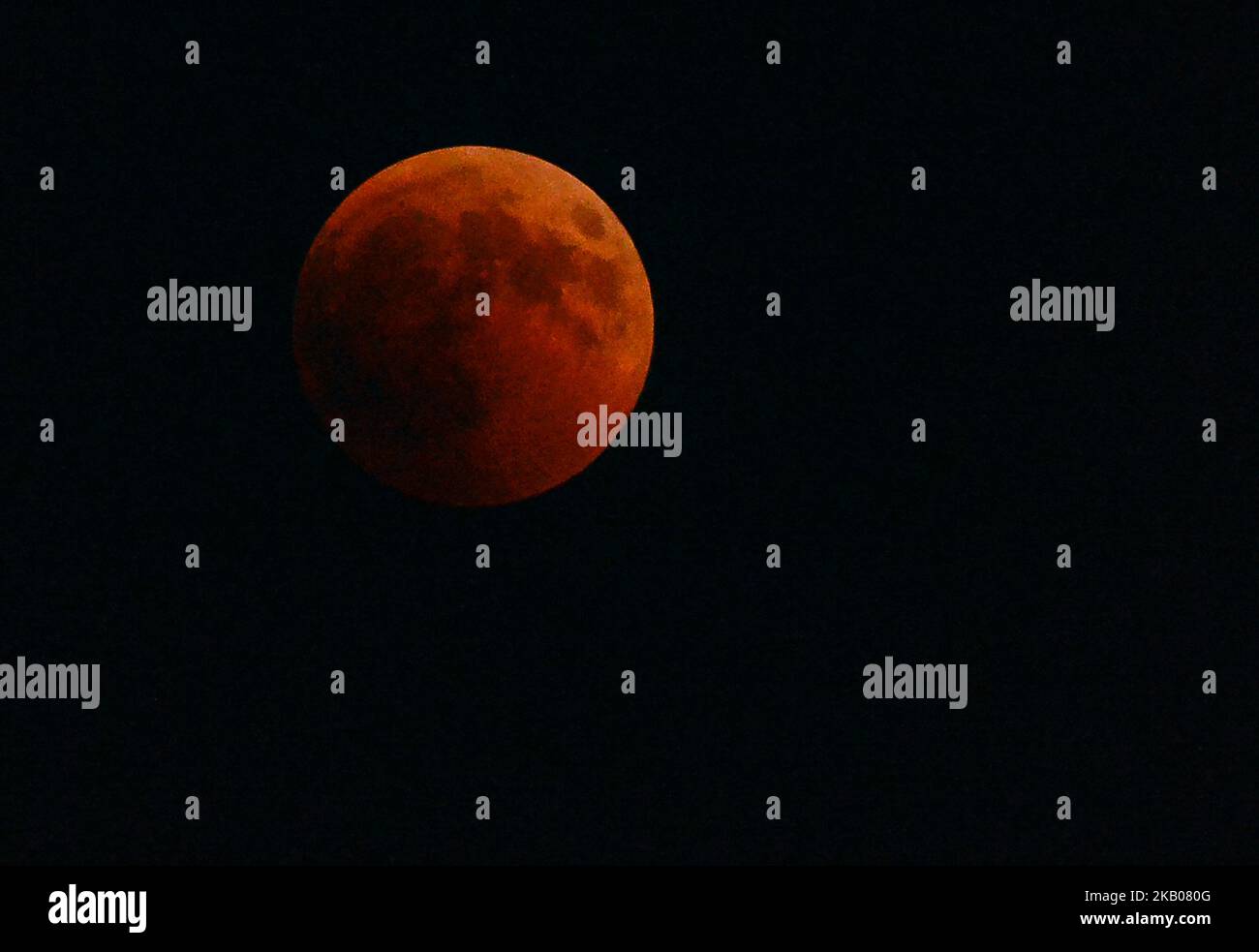 L'éclipse lunaire peut être vue 28 juillet 2018 à Rome, en Italie. Au cours de cette éclipse, lorsque l'ombre de la Terre est directement sur la lune et à son plus rouge, elle sera la plus longue éclipse lunaire visible de ce siècle. (Photo par Silvia Lore/NurPhoto) Banque D'Images