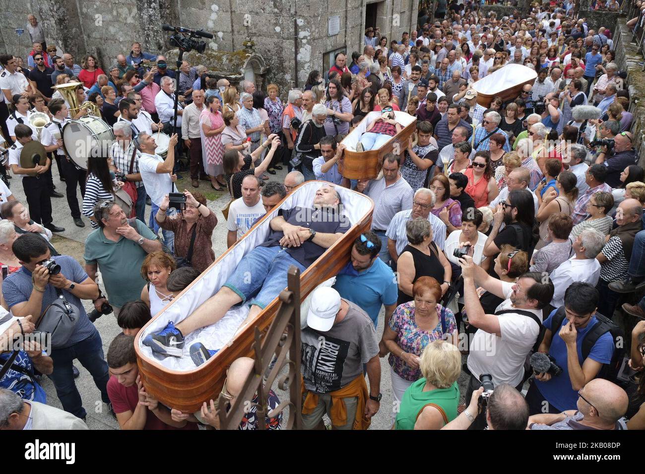 Les gens prennent part à , la procession des cercueils, le jour de Santa Marta, en Galice, au nord de l'Espagne, sur 29 juillet 2018. Trois personnes ont laissé à l'intérieur des cercueils et six boîtes vides offertes à la Vierge par autant de pénitents. La première nouvelle de ce pèlerinage est de 1700, mais le curé assure qu'il remonte à l'âge moyen. Depuis, cette région d'AS Neves célèbre une tradition qui attire des milliers de pèlerins (photo d'Alvaro Fuente/NurPhoto) Banque D'Images