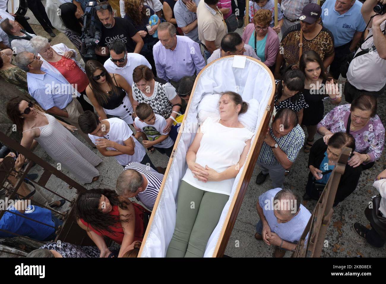 Les gens prennent part à , la procession des cercueils, le jour de Santa Marta, en Galice, au nord de l'Espagne, sur 29 juillet 2018. Trois personnes ont laissé à l'intérieur des cercueils et six boîtes vides offertes à la Vierge par autant de pénitents. La première nouvelle de ce pèlerinage est de 1700, mais le curé assure qu'il remonte à l'âge moyen. Depuis, cette région d'AS Neves célèbre une tradition qui attire des milliers de pèlerins (photo d'Alvaro Fuente/NurPhoto) Banque D'Images