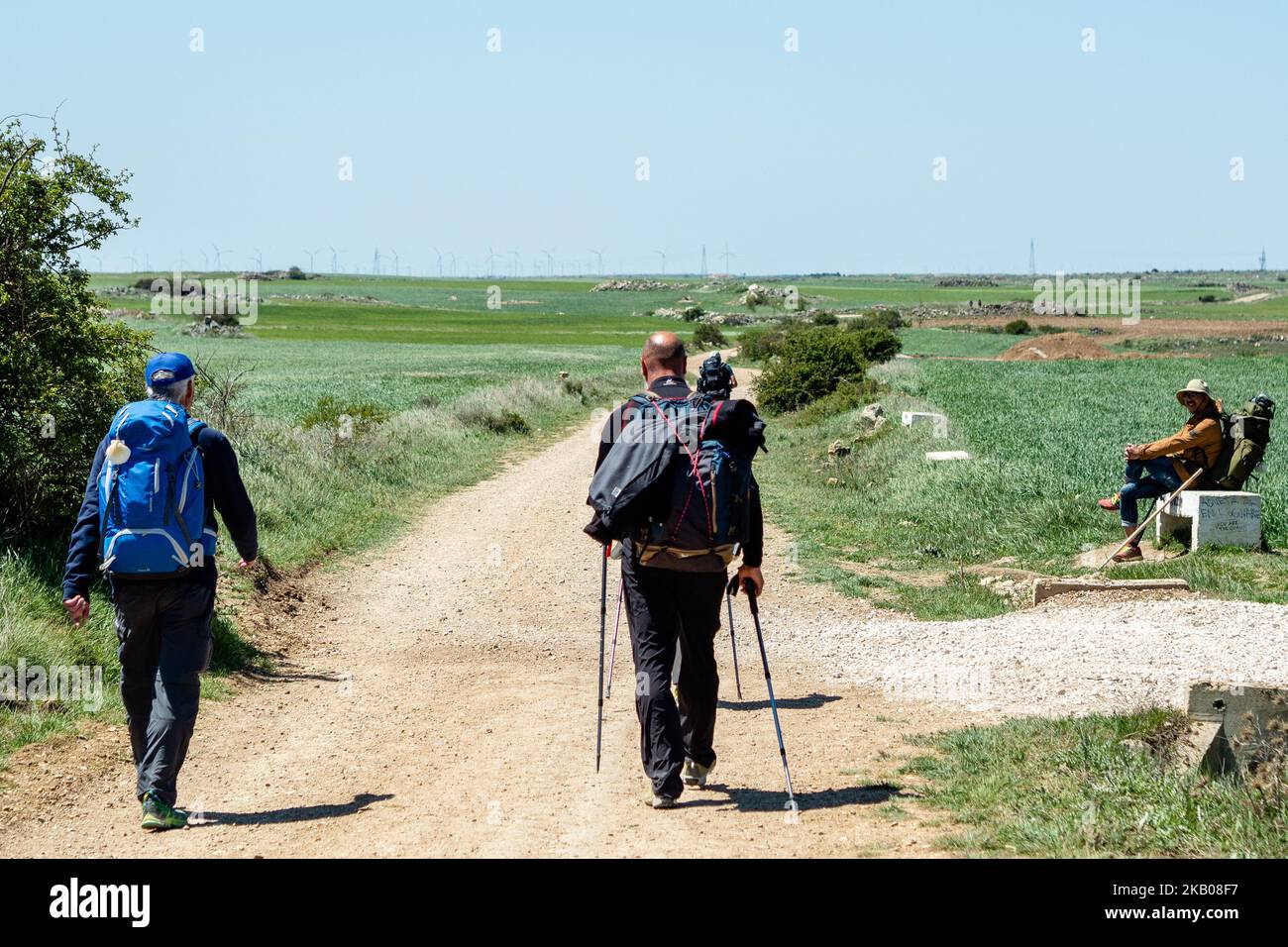 07/25/2018, Espagne. Le Camino de Saint-Jacques (la voie de Saint-Jacques) est un grand réseau d'anciens itinéraires de pèlerin qui s'étendent à travers l'Europe et se rassemblent sur le tombeau de Saint-Jacques (Saint-Jacques en espagnol) à Saint-Jacques-de-Compostelle dans le nord-ouest de l'Espagne. Chaque année, des centaines de milliers de personnes de divers horizons marchent le Camino de Santiago soit par eux-mêmes, soit en groupes organisés. L'itinéraire le plus populaire (qui devient très fréquenté en milieu d'été) est le Camino Francés qui s'étend sur 780 km (près de 500 miles) de Saint-Jean-pied-du-Port en France à Santiago. La coquille festonnée est la plus emblématique Banque D'Images