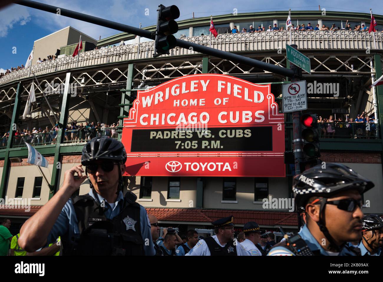 Des rangées d'officiers de police de Chicago entourent les entrées de Wrigley Field, bloquant les manifestants qui protestent contre la violence par les armes à feu à Chicago sur 2 août 2018. Les organisateurs de la marche appellent à la démission du maire Rahm Emanuel et du surintendant de la police de Chicago Eddie Johnson et veulent attirer l'attention sur la violence par les armes à feu et la pauvreté des côtés sud et ouest de Chicago. (Photo de Max Herman/NurPhoto) Banque D'Images