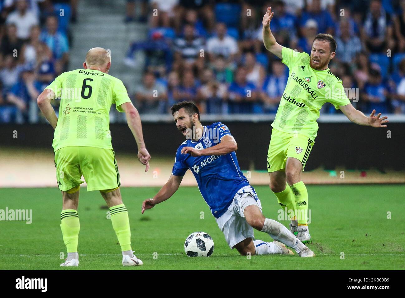 Maciej Makuszewski (Lech) vit Igor Burko et Sergei Balanovich de Szachtior lors du deuxième cycle de qualification de l'UEFA Europa League: Match de 2st jambes entre Lech Poznan et Shakhtior Soligorsk au Stadion Miejski à Poznan, en Pologne, le 2 août 2018. (Photo par Foto Olimpik/NurPhoto) Banque D'Images