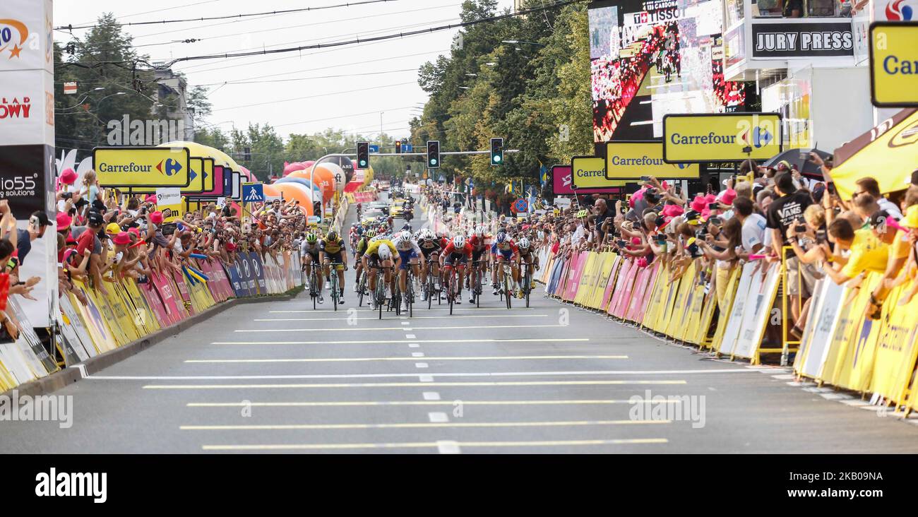 Le cycliste approche de la ligne d'arrivée dans les rues de Katowice au cours de la deuxième journée du Tour de Bologne à Katowice, Pologne sur 5 août 2018. (Photo par Dominika Zarzycka/NurPhoto) Banque D'Images