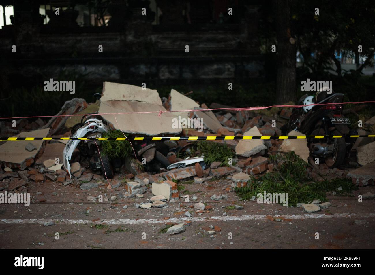 Les ruines des bâtiments qui ont frappé le parking de moto à Bali Galeria Mall sur 5 août 2018 à Badung Regency, Bali, Indonésie. Le tremblement de terre qui s'est produit deux fois avec la force de 6,8 et & 7,0 a été centré sur l'île de Lombok avec le potentiel de tsunami. (Photo de Muhammad Fauzy/NurPhoto) Banque D'Images