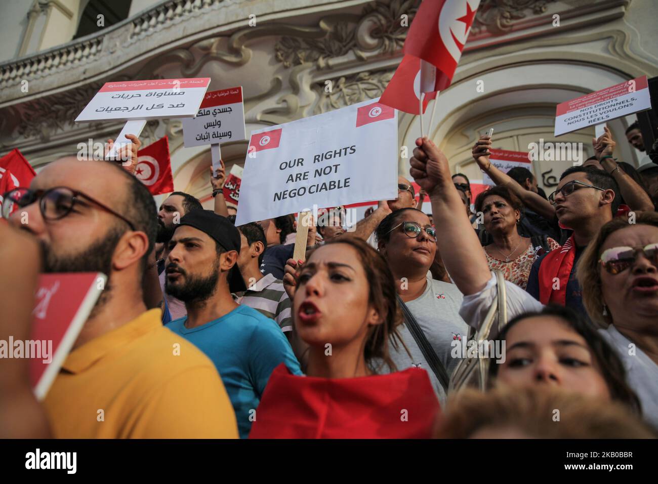 Une femme porte un écriteau qui indique « nos droits ne sont pas négociables » lors de la célébration de la Journée nationale de la femme sur l'avenue Habib Bourguiba à Tunis, en Tunisie, sur 13 août 2018. Les manifestants ont appelé à l'égalité des sexes, à l'égalité des héritages des femmes, aux droits des LGBT et aux droits des femmes tunisiennes. Les manifestants ont également protesté contre le parti islamiste Ennahda et exprimé leur soutien au Comité des libertés individuelles et de l'égalité (COLIBE). Plus tôt dans la journée, le président tunisien, Beji Caid Essebsi, a annoncé que le projet de loi sur l'égalité de succession pour les femmes sera soumis à l'Assemblée Banque D'Images