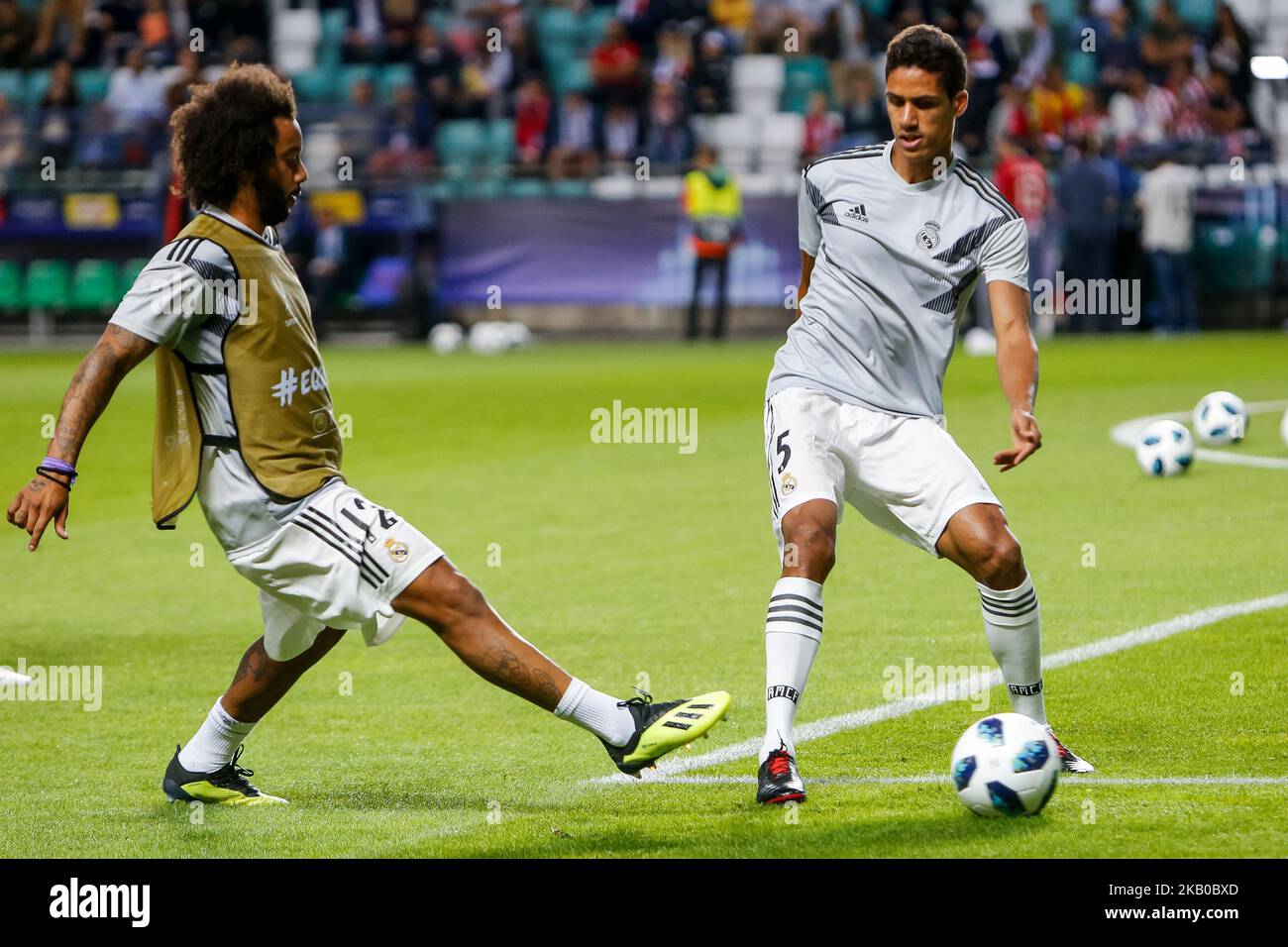 Marcelo (L) et Raphaël Varane du Real Madrid pendant l'échauffement avant le match de la Super coupe de l'UEFA entre le Real Madrid et l'Atletico Madrid sur 15 août 2018 au stade Lillekula à Tallinn, Estonie. (Photo de Mike Kireev/NurPhoto) Banque D'Images