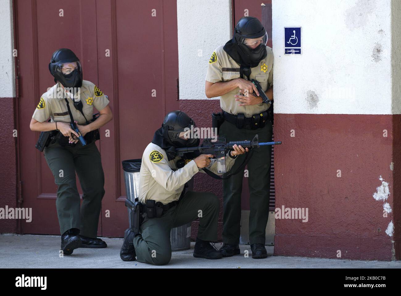 Les adjoints de Los Angeles Sherif participent à un exercice de tir actif dans une école secondaire près de Los Angeles, Californie sur 16 août 2018. (Photo de Ronen Tivony/NurPhoto) Banque D'Images