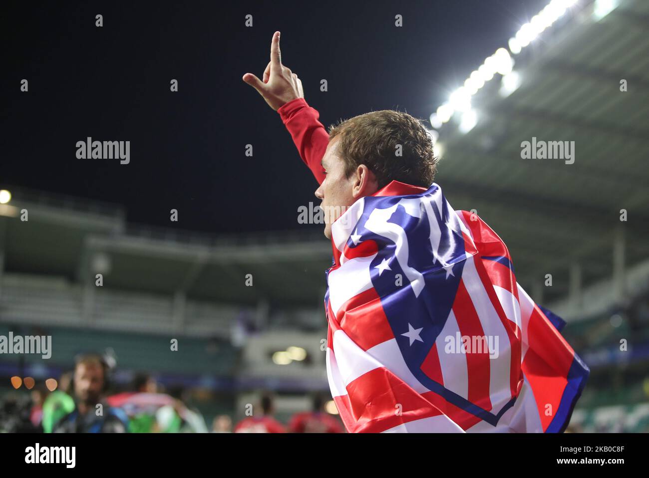Antoine Griezmann, de l'Atlético de Madrid, célèbre avec le drapeau qui suit la Super coupe de l'UEFA entre le Real Madrid et l'Atlético de Madrid au stade Lillekula sur 15 août 2018 à Tallinn, Estonie. (Photo de Ahmad Mora/NurPhoto) Banque D'Images