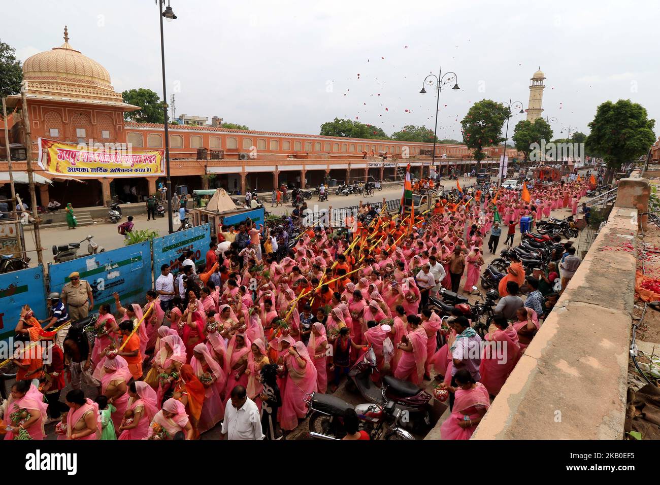 Les dévotés de Lord Shiva prennent part à la procession de Kalash et Kawad Yatra pendant le mois Saint de Sawan à Jaipur, Rajasthan, Inde, sur 19 août 2018. Les dévotés portent de l'eau sainte dans les pots des étangs de rivière ou de sanctuaire à verser sur les Shivlinga dans leurs temples de ville natale à l'occasion du mois de Sawan.ce voyage à pied, une fois terminé, est censé accomplir leurs désirs et les endear à Lord Shiva. (Photo de Vishal Bhatnagar/NurPhoto) Banque D'Images
