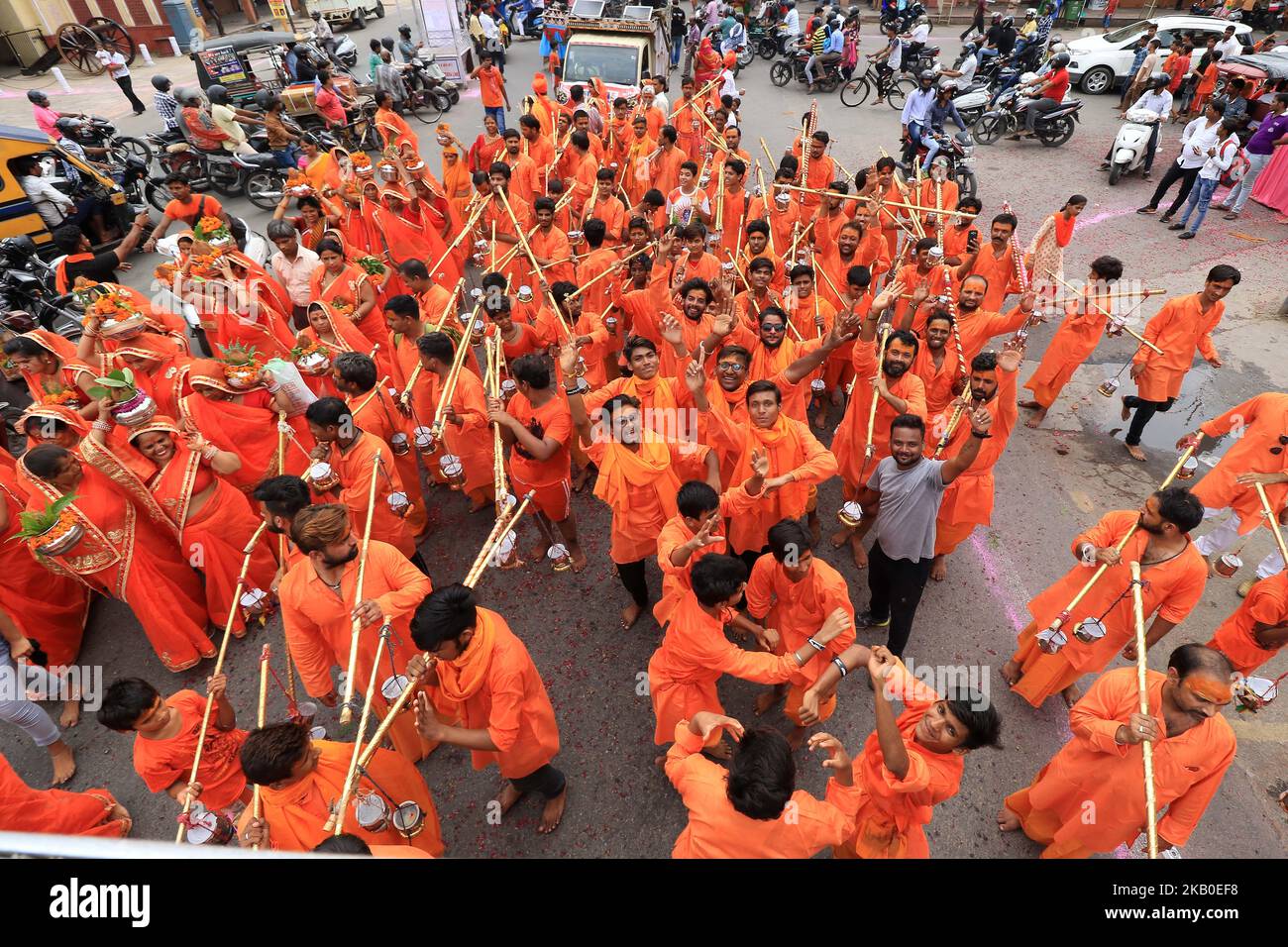Les dévotés de Lord Shiva prennent part à la procession de Kalash et Kawad Yatra pendant le mois Saint de Sawan à Jaipur, Rajasthan, Inde, sur 19 août 2018. Les dévotés portent de l'eau sainte dans les pots des étangs de rivière ou de sanctuaire à verser sur les Shivlinga dans leurs temples de ville natale à l'occasion du mois de Sawan.ce voyage à pied, une fois terminé, est censé accomplir leurs désirs et les endear à Lord Shiva. (Photo de Vishal Bhatnagar/NurPhoto) Banque D'Images