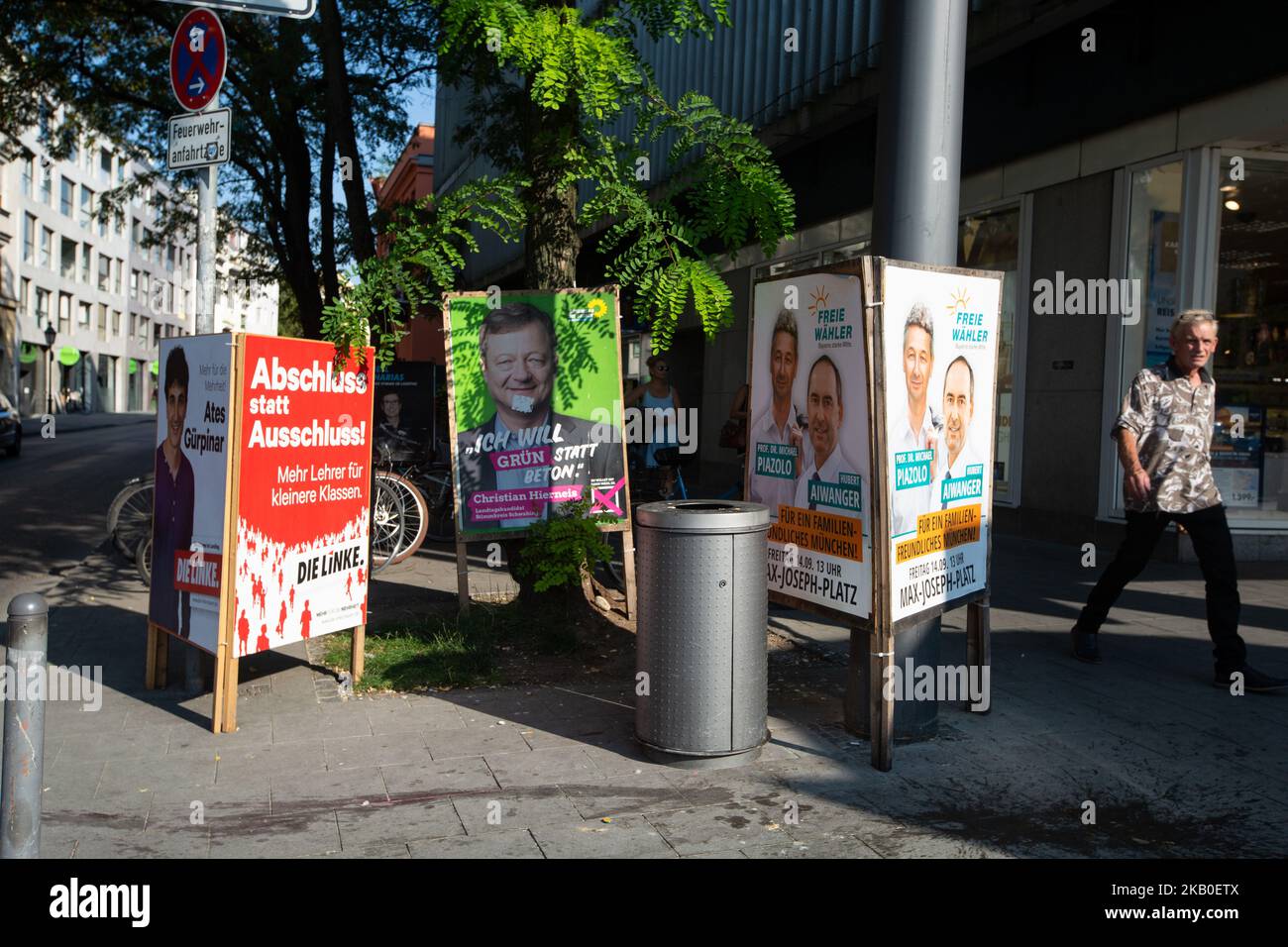 Affiches électorales de Die LINKE (parti de gauche), Buendnis 90 / Die Gruenen (parti vert), Freie Waehler (électeurs libres). Sur 14 octobre, les élections régionales bavaroises auront lieu. Le parti au pouvoir, le CSU, est le favori pour remporter les élections, mais les sondages disent qu'ils risquent de perdre leur majorité absolue. (Photo par Alexander Pohl/NurPhoto) Banque D'Images