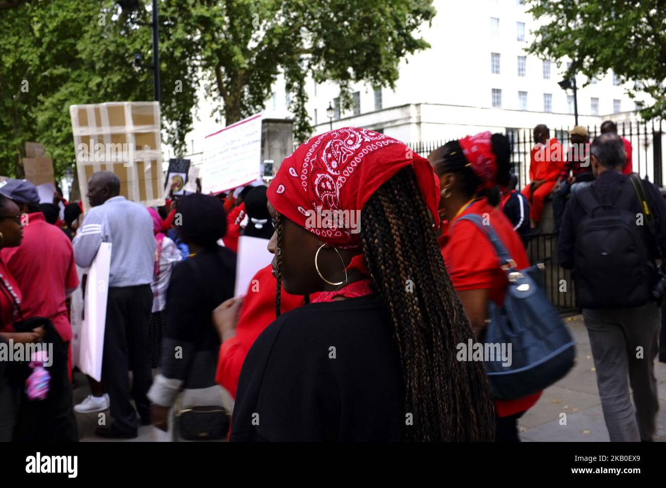 Les gens se rassemblent en face de Downing Street pour soutenir le politicien ougandais Bobi Wine, Londres sur 23 août 2018. Robert Kyagulanyi Ssentamu, également connu sous le nom de Bobi Wine, est un homme politique, homme d'affaires, entrepreneur, philanthrope, musicien et acteur ougandais, Mieux connu par le nom de scène Bobi Wine. Le député ougandais et star pop Bobi Wine a été accusé de trahison devant un tribunal civil peu après qu'un tribunal militaire l'a libéré. Il a été détenu avec 30 autres personnes avant l'élection partielle de la semaine dernière dans la ville d'Arua, dans le nord-ouest du pays. (Photo par Alberto Pezzali/NurPhoto) Banque D'Images