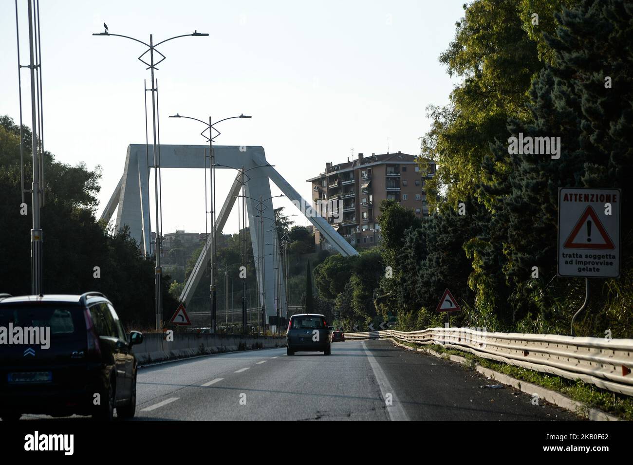 Après l'effondrement du pont de Morandi à Gênes, les alarmes sur les infrastructures en Italie se multiplient. En plus d'avoir construit le pont de Gênes qui s'est effondré, l'ingénieur romain Riccardo Morandi (décédé en 1989 à l'âge de 87 ans) a également conçu un pont dans la capitale. C'est un viaduc suspendu curviligne qui longe le Tibre dans le quartier de Magliana, couvert tous les jours par tous ceux qui viennent ou voyagent à Fiumicino. Bien que considérablement plus petit dans la taille, le pont Morandi à Rome rappelle celui de Gênes en ce qui concerne à la fois les matériaux et les solutions structurelles adoptées, Rome, I Banque D'Images