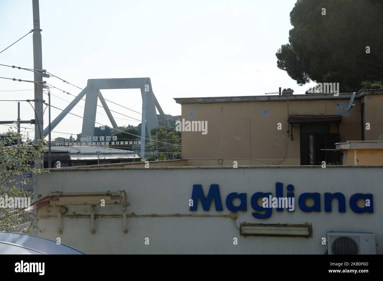 Après l'effondrement du pont de Morandi à Gênes, les alarmes sur les infrastructures en Italie se multiplient. En plus d'avoir construit le pont de Gênes qui s'est effondré, l'ingénieur romain Riccardo Morandi (décédé en 1989 à l'âge de 87 ans) a également conçu un pont dans la capitale. C'est un viaduc suspendu curviligne qui longe le Tibre dans le quartier de Magliana, couvert tous les jours par tous ceux qui viennent ou voyagent à Fiumicino. Bien que considérablement plus petit dans la taille, le pont Morandi à Rome rappelle celui de Gênes en ce qui concerne à la fois les matériaux et les solutions structurelles adoptées, Rome, I Banque D'Images