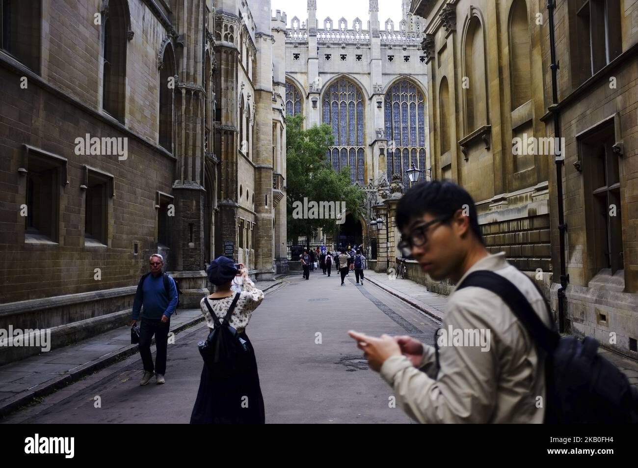 Les touristes sont photographiés à Cambridge, sur 25 août 2018. Cambridge abrite l'Université de Cambridge, renommée mondiale, qui a été fondée en 1209. L'université comprend la chapelle du King's College, le laboratoire Cavendish et la bibliothèque de l'université de Cambridge, l'une des plus grandes bibliothèques de dépôt légal au monde. L'horizon de la ville est dominé par plusieurs bâtiments universitaires, avec la flèche de la Vierge et l'église des martyrs anglais, la cheminée de l'hôpital Addenbrooke et la tour de la chapelle Saint-Jean. L'université Anglia Ruskin, a évolué de l'école d'art de Cambridge et du Cambridg Banque D'Images