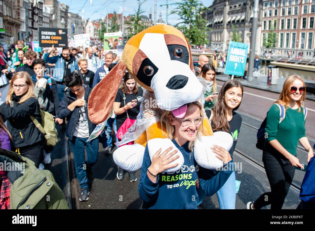 Les gens participent à la marche des droits des animaux à Amsterdam, aux pays-Bas, sur 25 août 2018. Des milliers d'amoureux des animaux se sont rassemblés autour de la place du Dam à Amsterdam pour se lever et s'exprimer contre toutes les formes dans lesquelles les animaux sont utilisés, maltraités et exploités. (Photo par Romy Arroyo Fernandez/NurPhoto) Banque D'Images