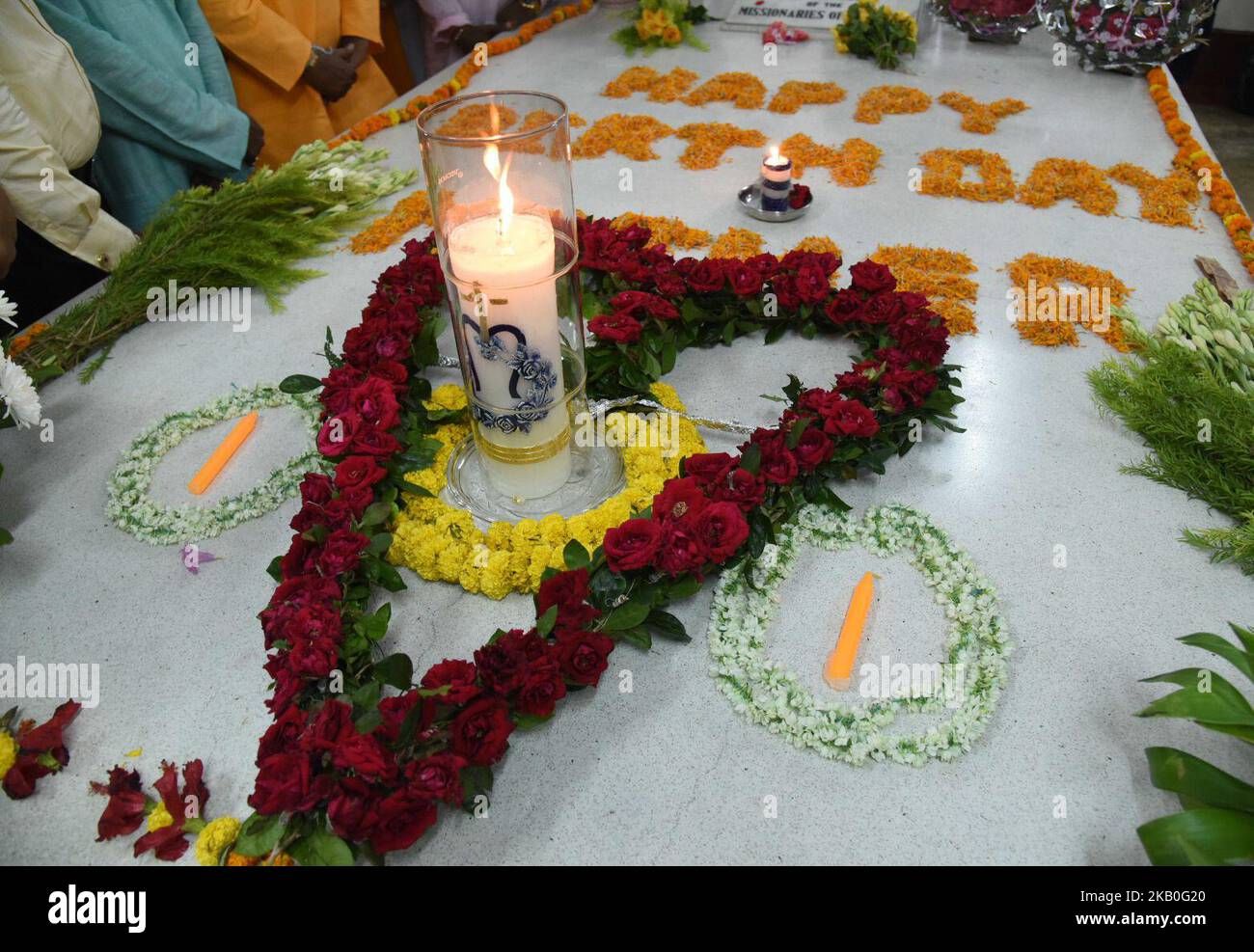 Les Indiens prient devant le tombeau de mère Theresa à l'anniversaire de naissance de mère Teresa à la maison mère sur 26 août, 2018 dans la ville de Kolkata en Inde. (Photo de Debajyoti Chakraborty/NurPhoto) Banque D'Images