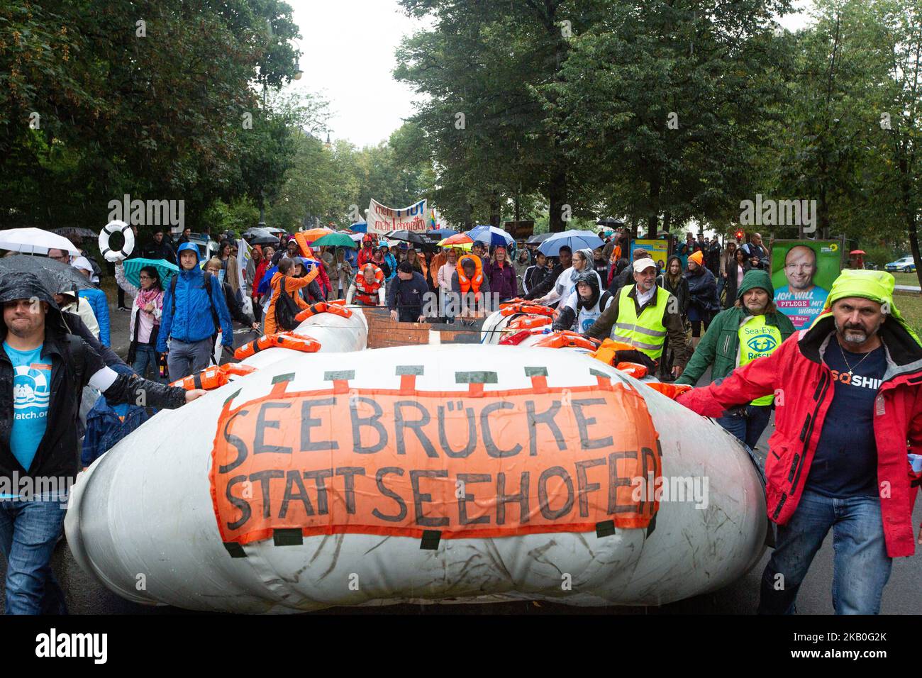 Véritable bateau de réfugiés faisant la bannière avant., à Munich Allemagne, sur 25 août 2018. Quelques milliers de personnes ont protesté contre la politique européenne, allemande et bavaroise en matière de réfugiés. Ils ont demandé de construire des ponts et non des murs. (Photo par Alexander Pohl/NurPhoto) Banque D'Images
