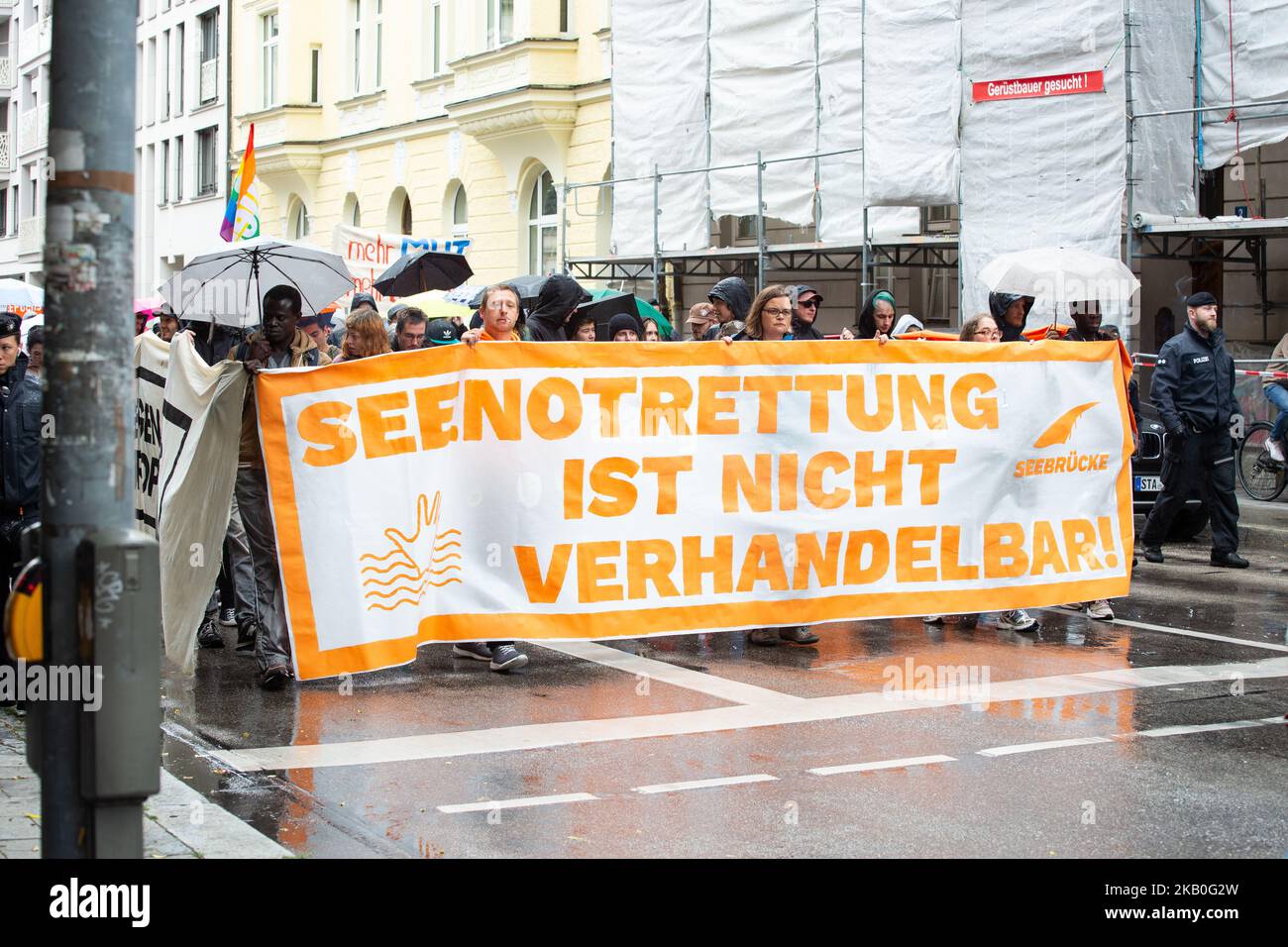 Bannière disant "le sauvetage de l'ea n'est pas arguable"., à Munich Allemagne, sur 25 août 2018. Quelques milliers de personnes ont protesté contre la politique européenne, allemande et bavaroise en matière de réfugiés. Ils ont demandé de construire des ponts et non des murs. (Photo par Alexander Pohl/NurPhoto) Banque D'Images