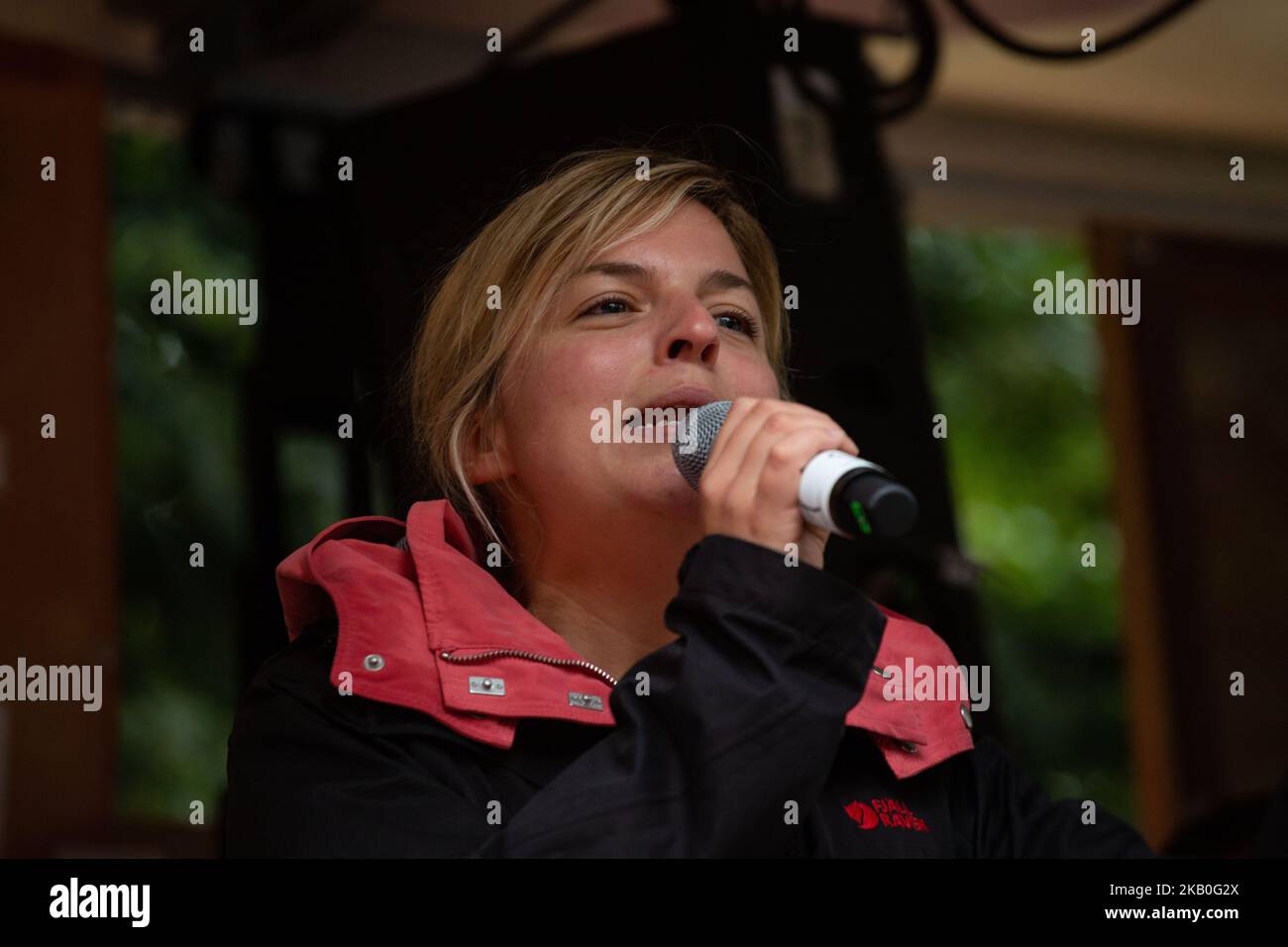 Katharina Schulze, première candidate de la Buendnis 90 / Die Gruenen (parti vert) pour les élections d'état bavaroises parlant., à Munich Allemagne, sur 25 août 2018. Quelques milliers de personnes ont protesté contre la politique européenne, allemande et bavaroise en matière de réfugiés. Ils ont demandé de construire des ponts et non des murs. (Photo par Alexander Pohl/NurPhoto) Banque D'Images