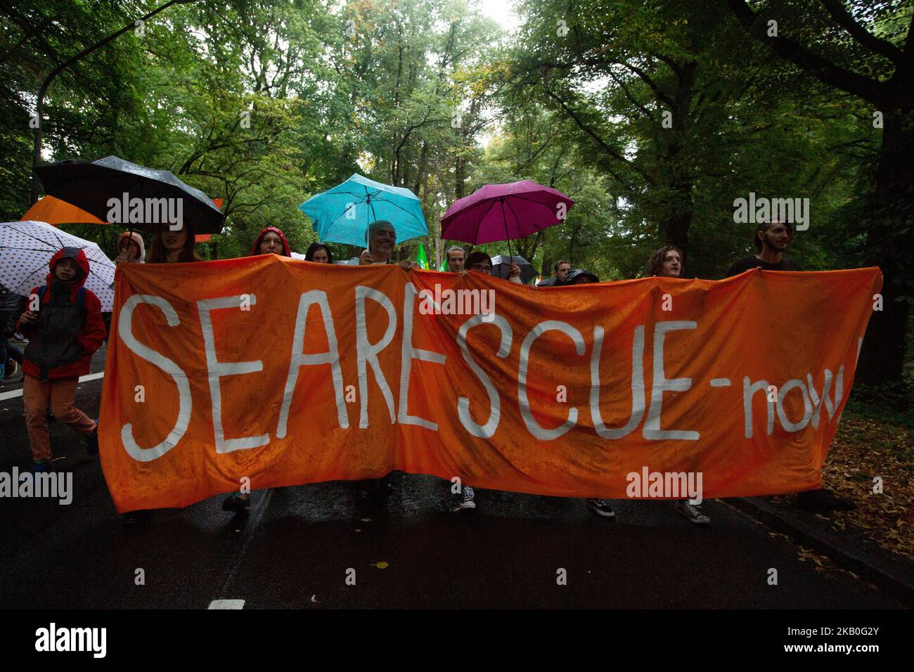 Une bannière demandant le sauvetage en mer maintenant.quelques milliers de personnes ont protesté contre la politique européenne, allemande et bavaroise des réfugiés. Ils ont demandé de construire des ponts et non des murs. (Photo par Alexander Pohl/NurPhoto) Banque D'Images