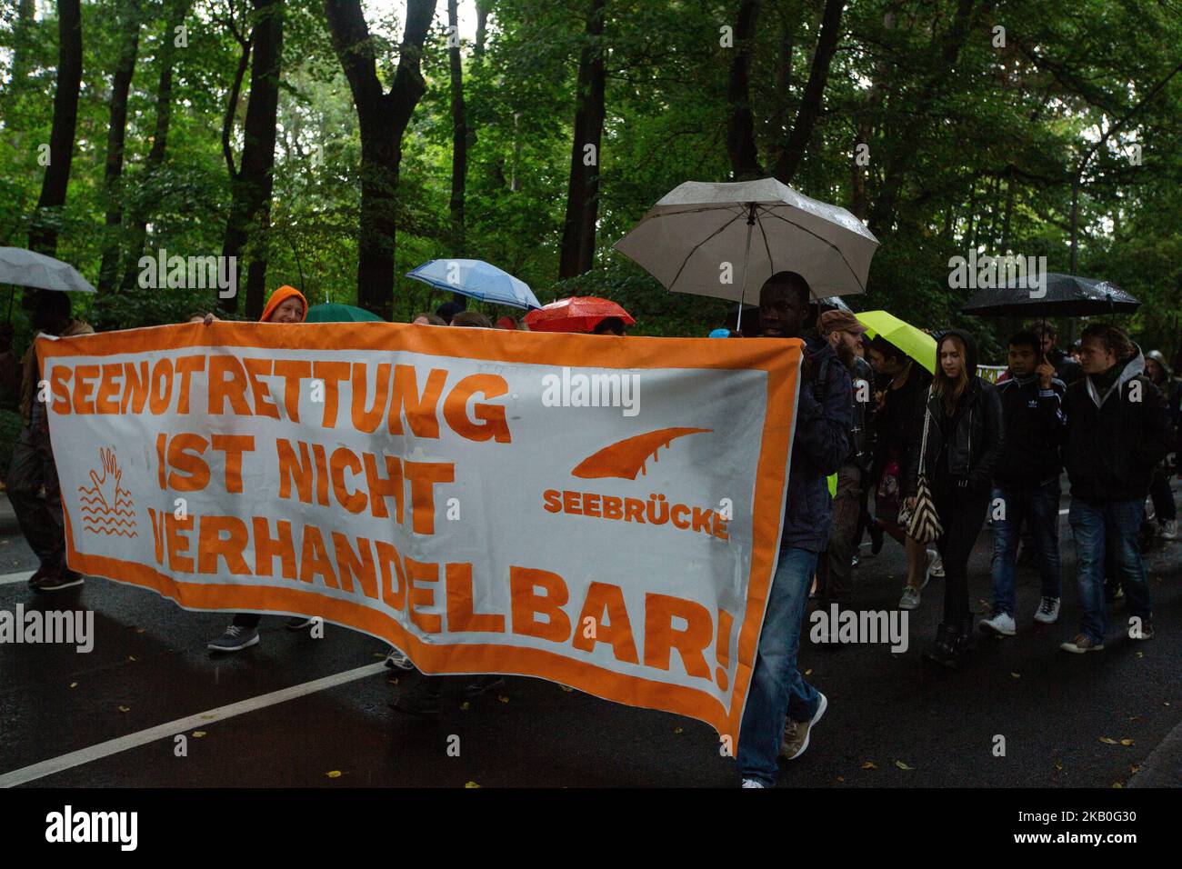 Quelques milliers de personnes ont protesté contre la politique européenne, allemande et bavaroise en matière de réfugiés. Ils ont demandé de construire des ponts et non des murs. (Photo par Alexander Pohl/NurPhoto) Banque D'Images
